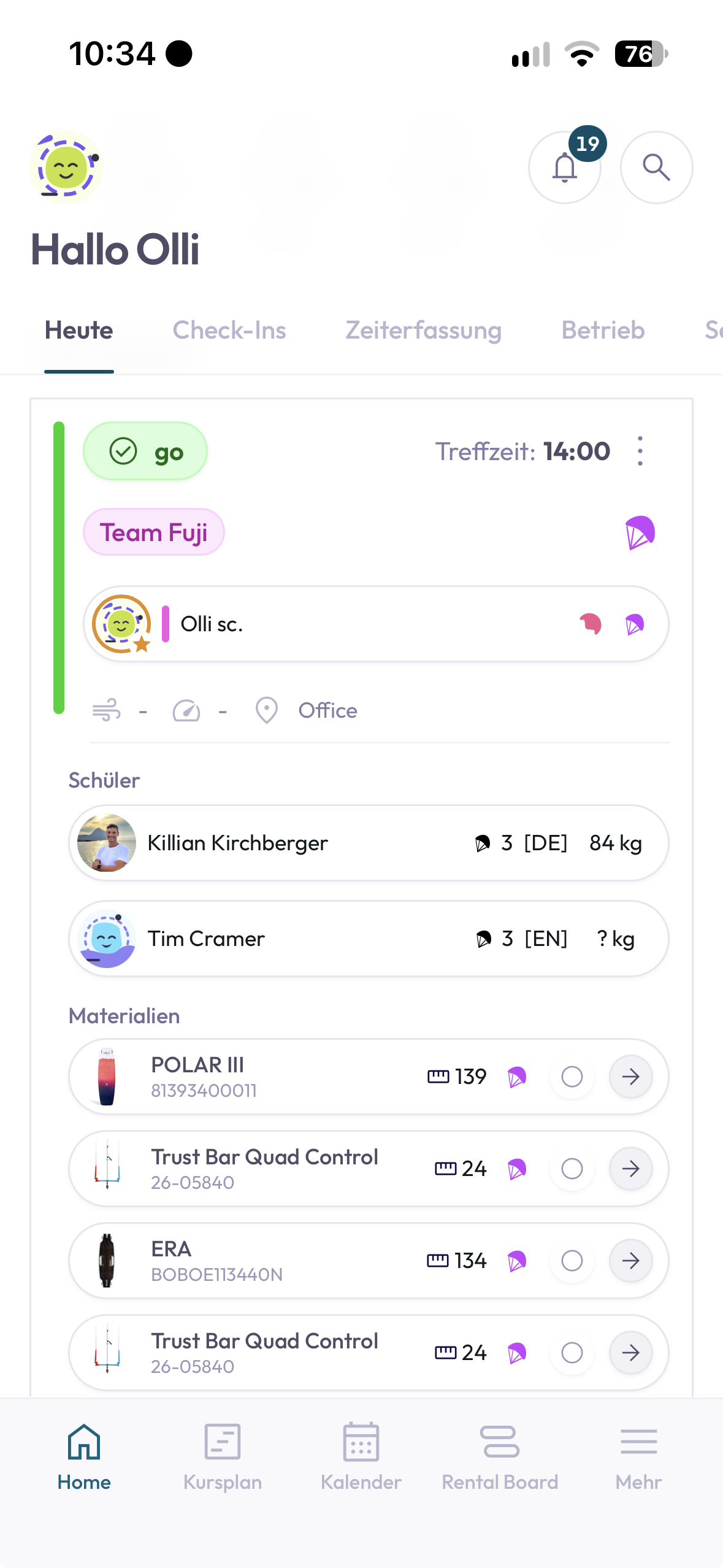Mobile Traineransicht: Team Fuji mit Status „go“, Treffzeit 14:00, zwei Teilnehmern und zugeordnetem Material.