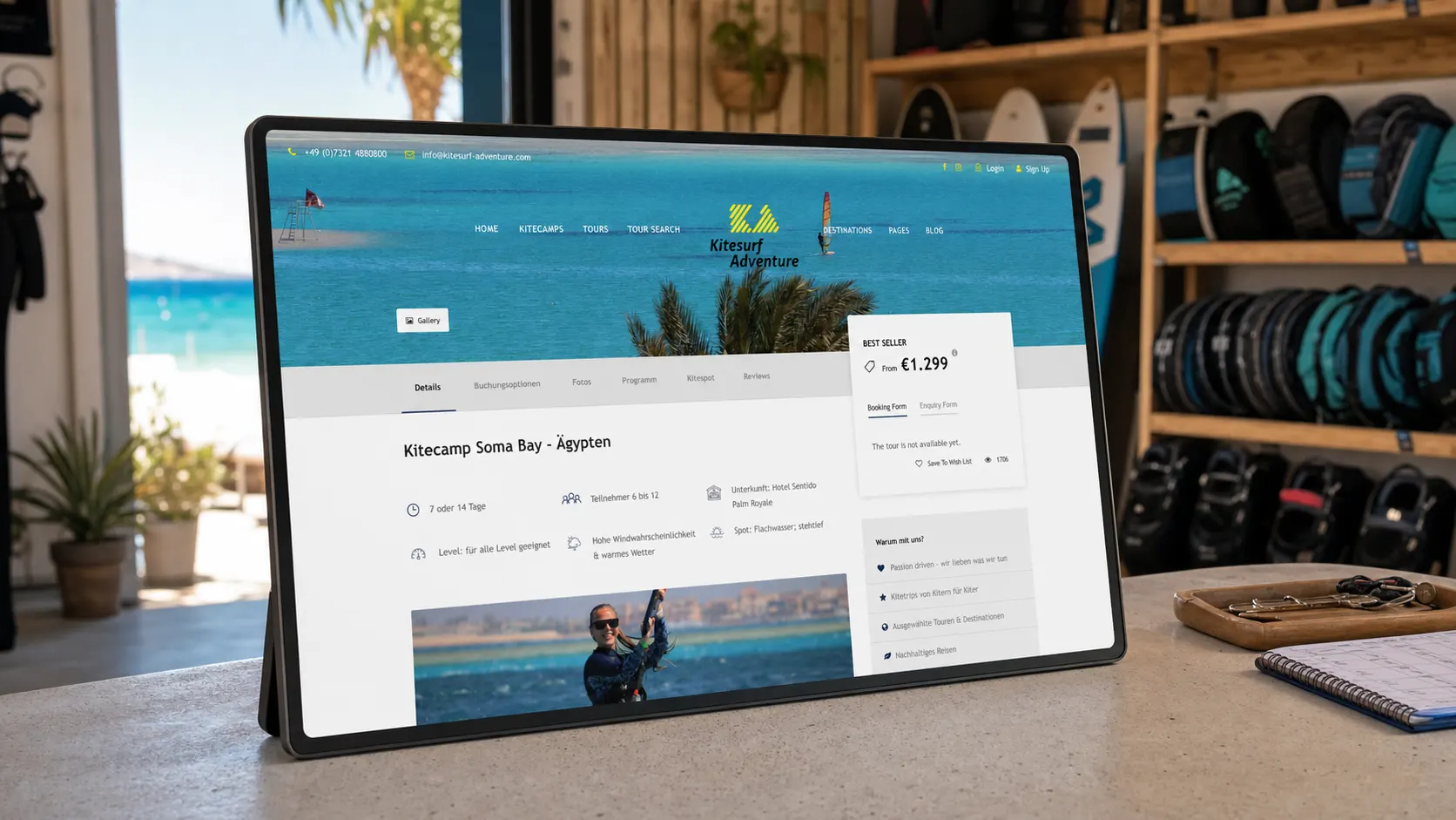 Website von Kitesurf Adventure auf einem Tablet in einer Wassersportschule