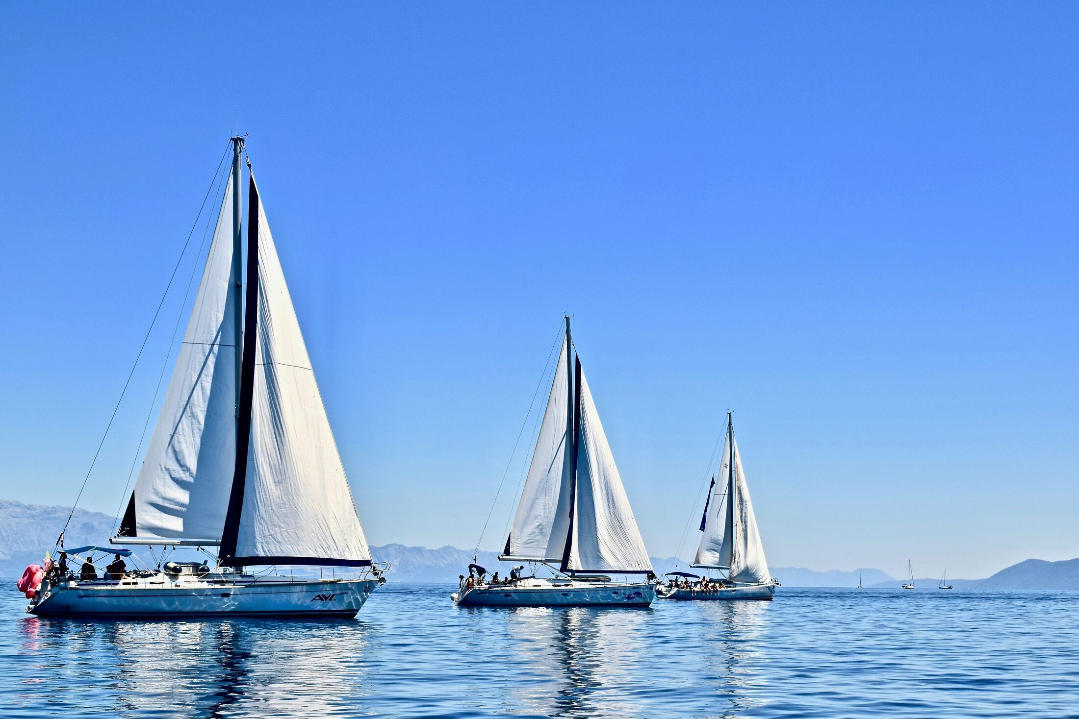 Sailing school activity on the water 4