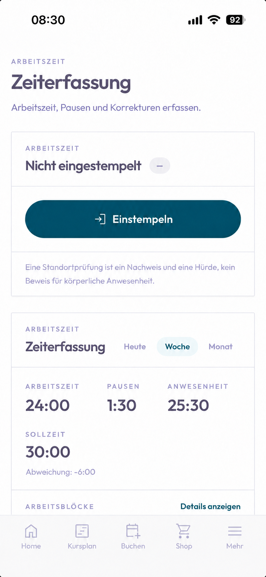 Am Handy in den Arbeitstag starten. Die Wochenübersicht zeigt bisherige Arbeitszeit, Pausen und Anwesenheit.